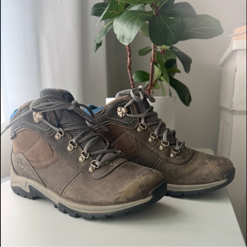 Women’s Timberland Maddsen waterproof hiking shoes size 8